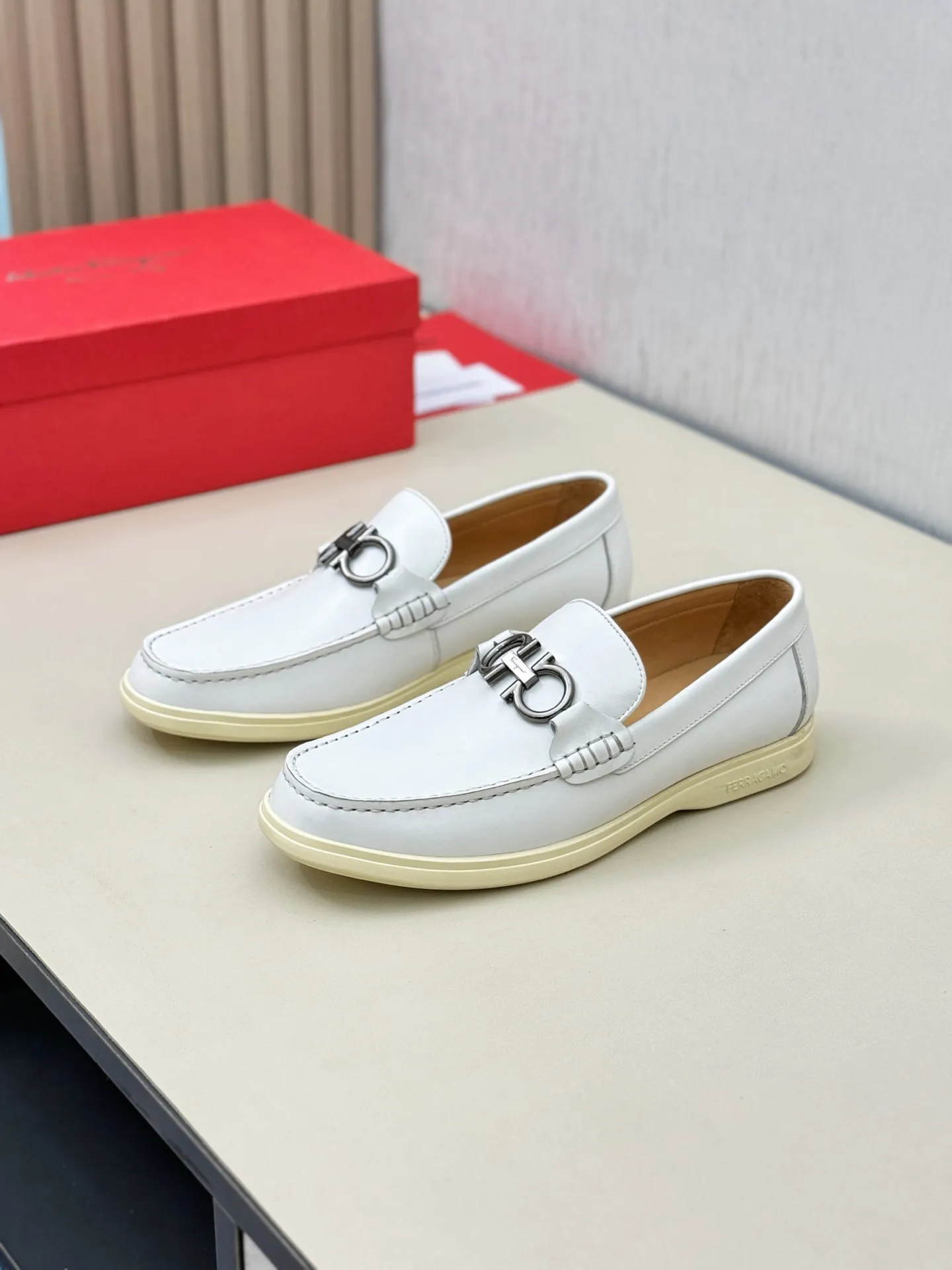 [Ferragamo] P: 580💰 Number of yards: 38~44 (45 orders are non-returnable) Ferragam's new men's driving shoes, the fabric is made of imported cowhide, with visible texture, heavy industrial stitching, dyed calfskin inside, standard logo cowhide feet, big-name experience, soft and comfortable on the feet, a men's favorite, special non-slip and wear-resistant rubber soles, easy to handle various occasions, with original box packaging!